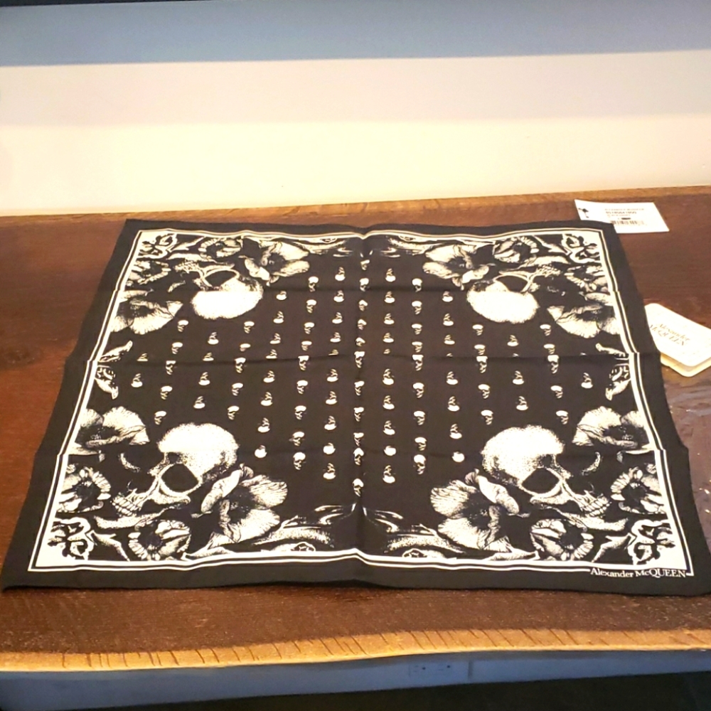 NWT Alexander McQueen Poppy Skull Scarf/ bandana
